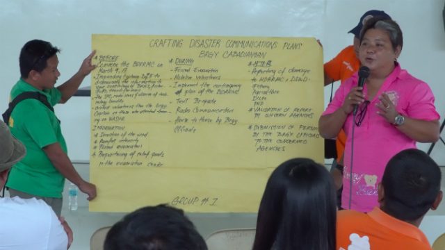 PREPAREDNESS. Local DRRM chief Joey Acebron presents their team's disaster communication plan during the workshop. Photo by Rappler 