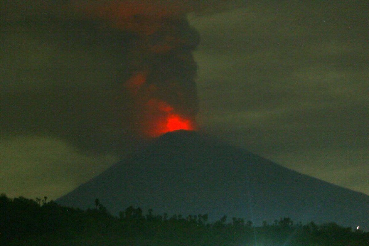Erupsi Gunung Agung mencapai 3.000 meter. Foto diambil dari @Sutopo_BNPB/Twitter 