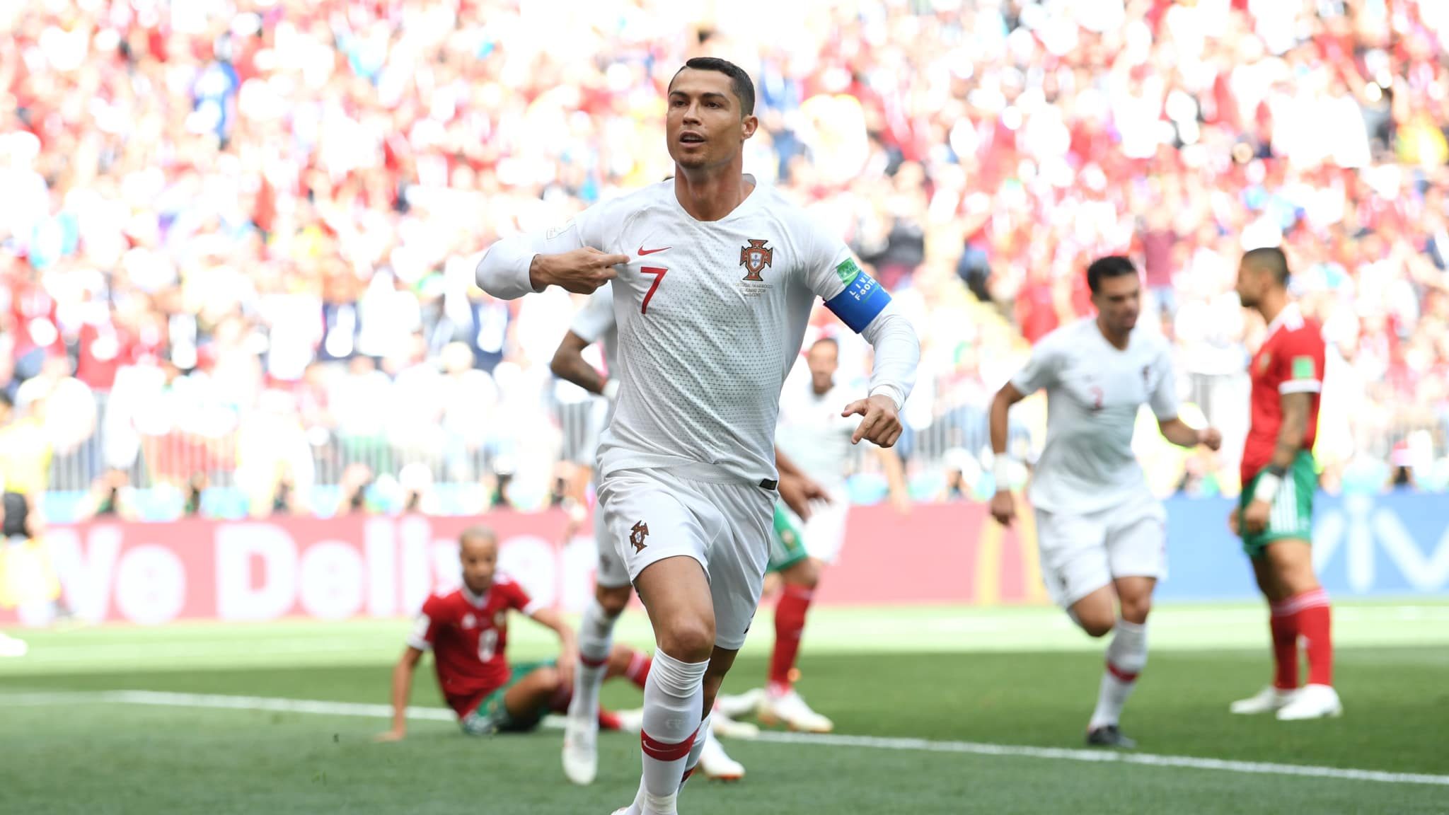 SELEBRASI. Cristiano Ronaldo merayakan golnya bersama timnas Portugal dan menundukkan Maroko. Foto dari FIFA.com 