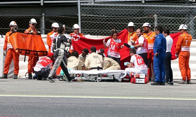 KECELAKAAN. Pembalap asal Spanyol, Luis Salom diberikan perawatan medis usai mengalami kecelakaan di sesi latihan kedua di sirkuit GP Catalunya, Spanyol pada Jumat, 3 Juni. Foto oleh Tony Albir/EPA 