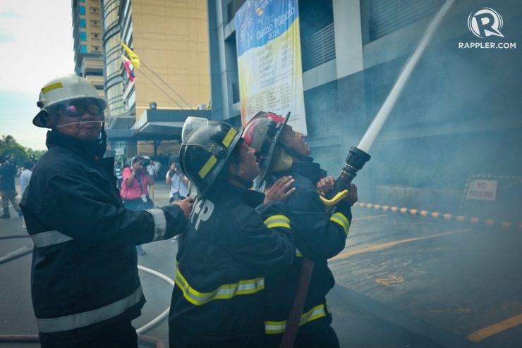 FIRE DRILL. Firefighters extinguish fire in Emerald Building along Roxas Boulevard, as part of the city-wide drill. Photo by George Moya/ Rappler