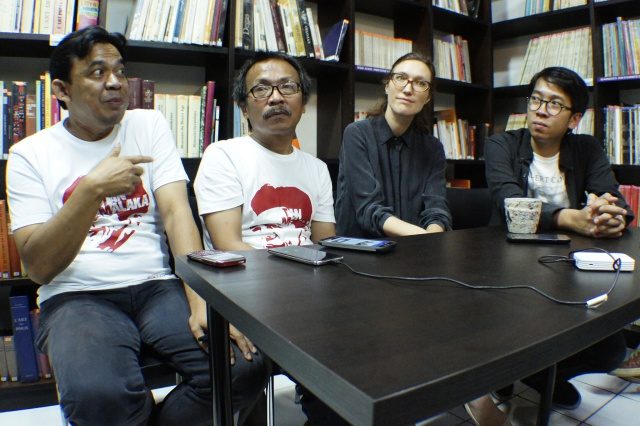 Kelompok Main Teater bersama staff IFI Bandung memberikan penjelasan terkait pembatalan pementasan Monolog Teater Tan Malaka "Rusa Berbulu Merah" di IFI Bandung, Jawa Barat, Rabu, 23 Maret. Foto oleh Agus Bebeng/ANTARA 