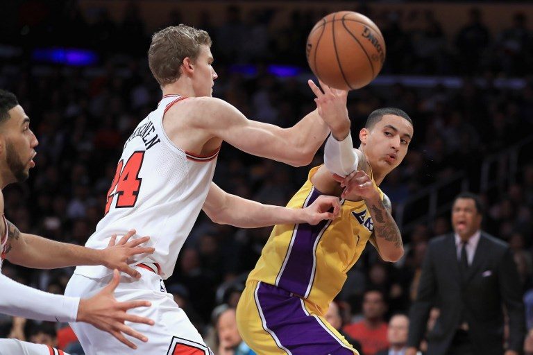 TOPSCORER. Kyle Kuzma #0 of the Los Angeles Lakers passes over Lauri Markkanen #24 of the Chicago Bulls during their at Staples Center on November 21, 2017 in Los Angeles, California. Photo by Sean M. Haffey/Getty Images/AFP  