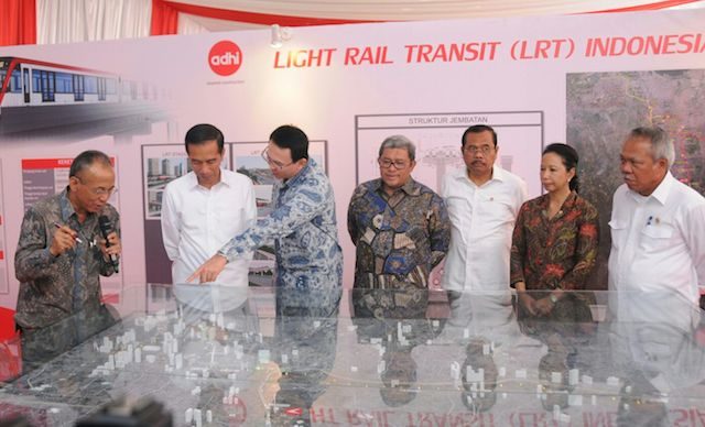 Presiden Jokowi (kedua dari kiri) dan Gubernur DKI Ahok (ketiga dari kiri) didampingi pejabat terkait memantau pembangunan LRT di Jakarta dan kota satelit. Foto dari setkab.go.id 