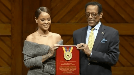 Rihanna menerima penghargaan dari Universitas Harvard