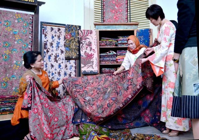 BATIK. Ibu Negara Iriana Jokowi tengah menunjukkan beragam koleksi kain batik yang dimiliki oleh Indonesia kepada istri PM Shinzo Abe, Akie Abe di Istana Bogor pada Minggu, 15 Januari. Foto diambil dari akun Twitter @KBRITokyo 