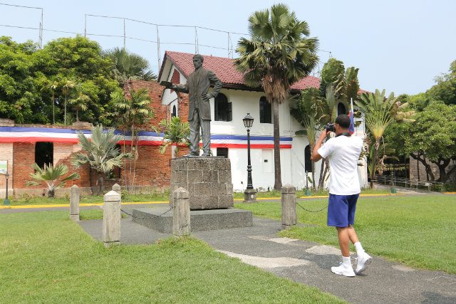IN PHOTOS: Jordan Clarkson visits tenement, snaps photo of Rizal statue
