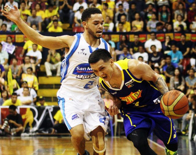 Jimmy Alapag (R) is a 9-time PBA All-Star. Photo by Kevin Dela Cruz/Rappler