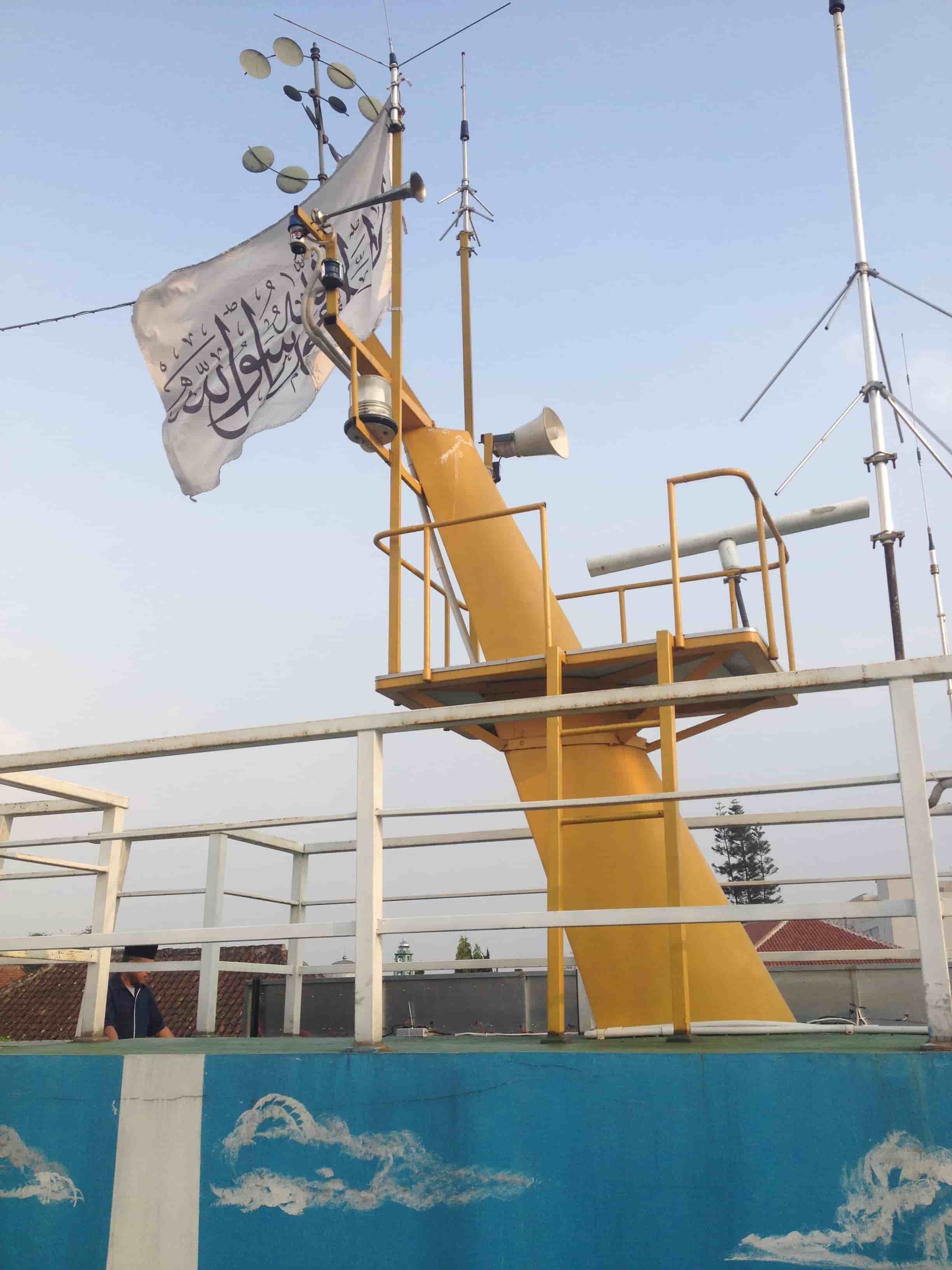 Radar pemantau di Masjid Al Baakhirah yang menyerupai radar di kapal laut sungguhan. Foto oleh Yuli Saputra/Rappler 
