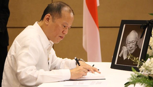 Aquino signs Lee Kuan Yew condolence book: We grieve with Singapore