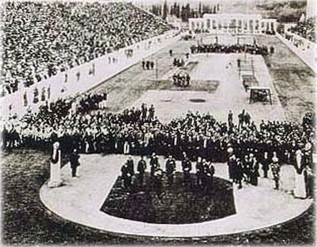 Upacara pembukaan Olimpiade Athena 1896. Foto dari Wikicommons 