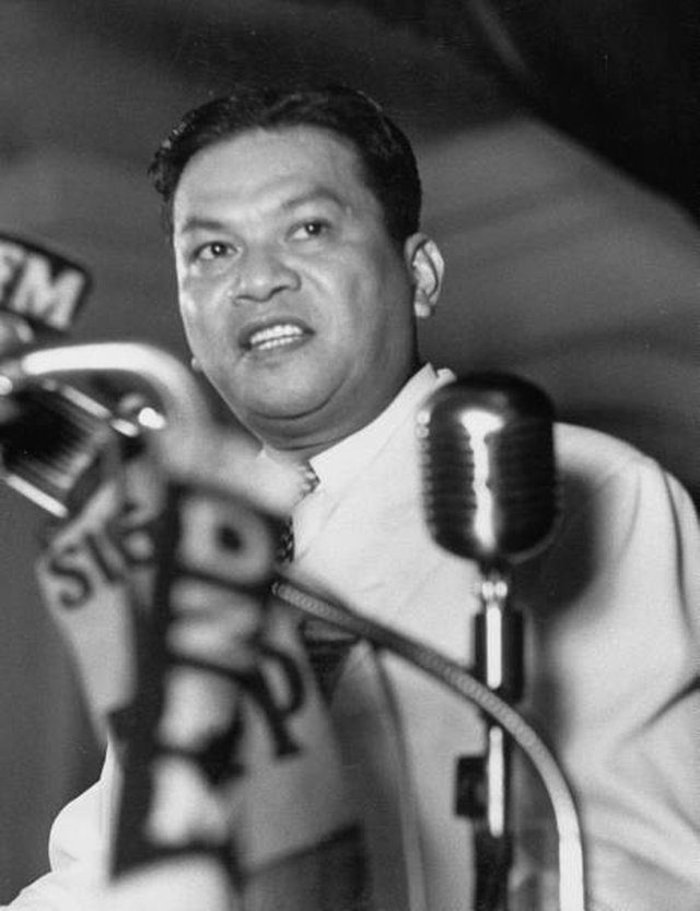 1953. Ramon Magsaysay is the first to use a bible in a presidential inauguration in the country. Photo from Malacañang  