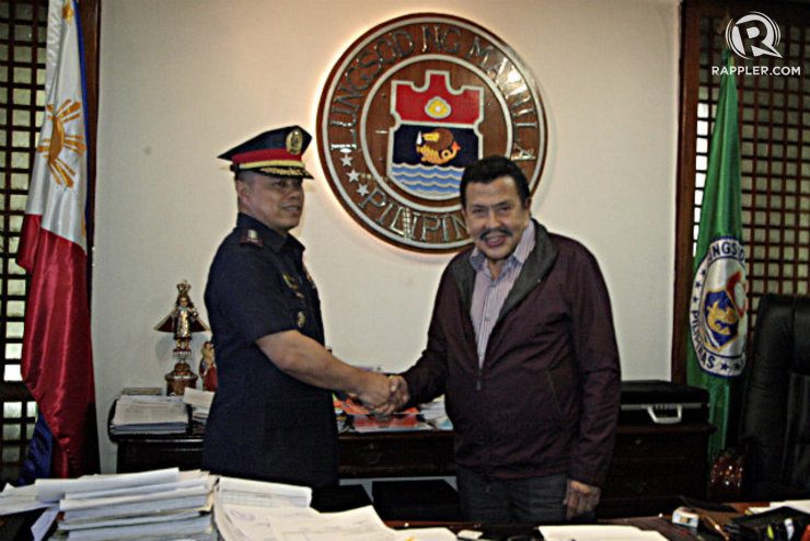 COURTESY CALL. New Manila Police District director Senior Superintendent Rolando Nana meets Manila Mayor Erap Estrada. File photo by Rappler