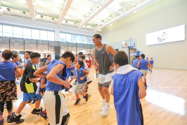 SURPRISE. Jordan Clarkson surprises the We Rise players of the Tenement Court by bringing their training session to Kerry Sports at The Fort. Photo from press release 