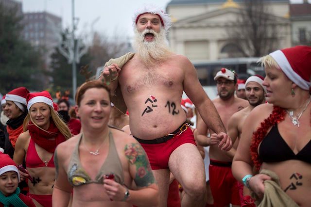 Sekelompok peserta lari menggunakan celana dan topi Santa Claus dalam acara 12th charity Great Santa Claus Jogging di Budapest, Hungary, 13 Desember 2015. Foto oleh Balazs Mohai Hungary Out/EPA 