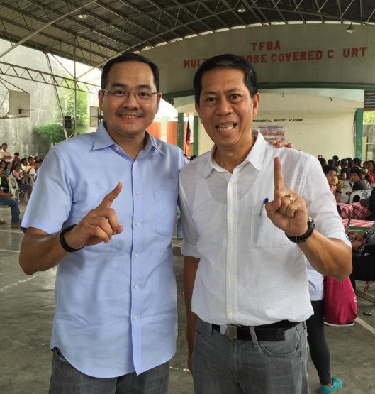 CONSTANT COMPANIONS. Binay spokesperson Rico Quicho and UNA spokesperson Mon Ilagan are Binay's constant companions in sorties and interviews, pressing him to stay on message. Photo from Ilagan's Instagram account 