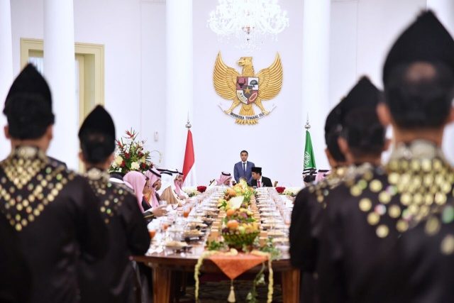 JAMUAN MAKAN SIANG. Tarian tradisional khas Indonesia turut menemani santap siang antara Presiden Joko "Jokowi" Widodo dan Raja Salman di Istana Bogor pada Rabu, 1 Maret. Foto oleh Biro Pers Istana 