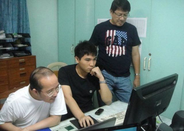 ROOM FOR IMPROVEMENT. Wesley So got help from Glenn Bordonada (left), the Philippines' first Chess Olympiad gold medalist, and family friend Reggie Tee (right). Contributed photo   