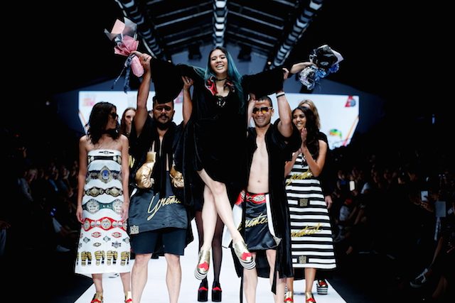 Desainer Oxcel usai menampilkan gelaran karyanya yang terinspirasi oleh petinju Muhammad Ali di acara 'Grazia Glitz & Glamor' dalam rangkaian 'Jakarta Fashion Week 2017'. Foto oleh Jakarta Fashion Week 2017. 