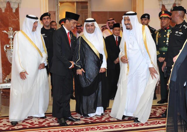 RAJA SAUDI. Presiden Joko Widodo disambut Raja Arab Saudi Salman bin Abdulaziz Al Saud setibanya di Jeddah, 11 September 2015. Foto dari Sekretariat Presiden/Rappler 