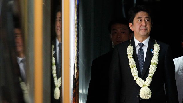 Japan’s Abe arrives in Manila for APEC summit