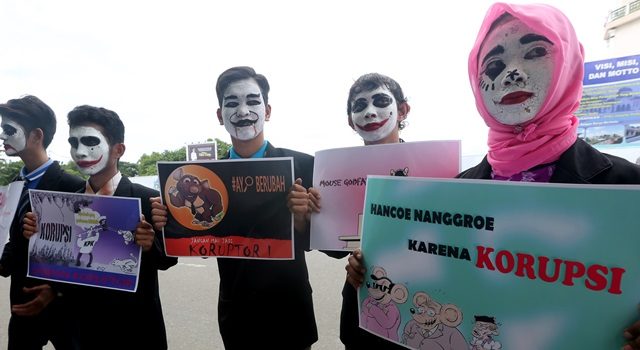 Aktivis anti korupsi yang mengenakan kostum ala pemain pantomin dalam peringatan hari anti korupsi di Banda Aceh, Aceh, 9 Desember 2015. Foto oleh Irwansyah Putra/Antara  