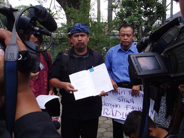 Forum Guru dan Orang Tua Siswa Jawa Barat mengadukan buku radikal ke MUI Jawa Barat. Foto oleh Yuli Saputra/Rappler 