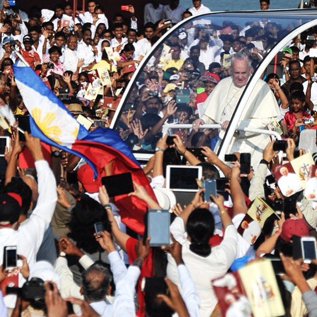 FILIPINOS IN COLOMBO. Pope Francis waves to a group of Filipino pilgrims as he arrives for the canonization of Sri Lanka's first saint, Joseph Vaz, at the Galle Face Green in Colombo, January 14, 2015. Photo by Roy Lagarde