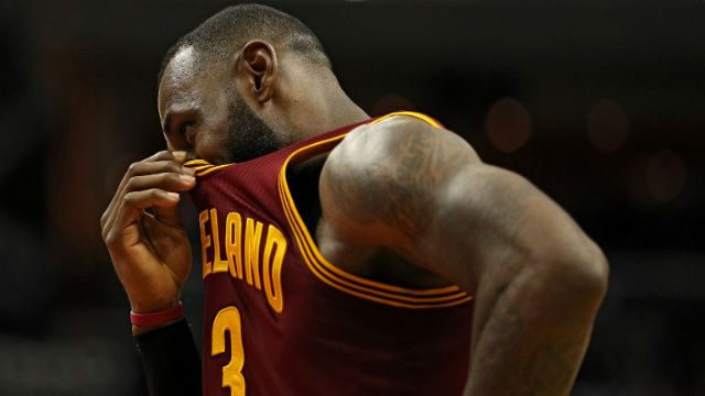 James returns for Cavs blowout over Pistons