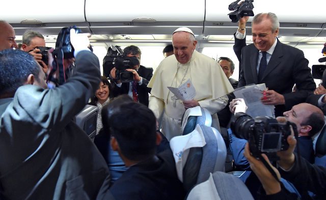 ON THE PLANE. Pope Francis (C) talks with journalists on the plane, during his flight from Rome, Italy, to Colombo airport, Sri Lanka, 12 January 2015. Photo by Ettore Ferrari/EPA