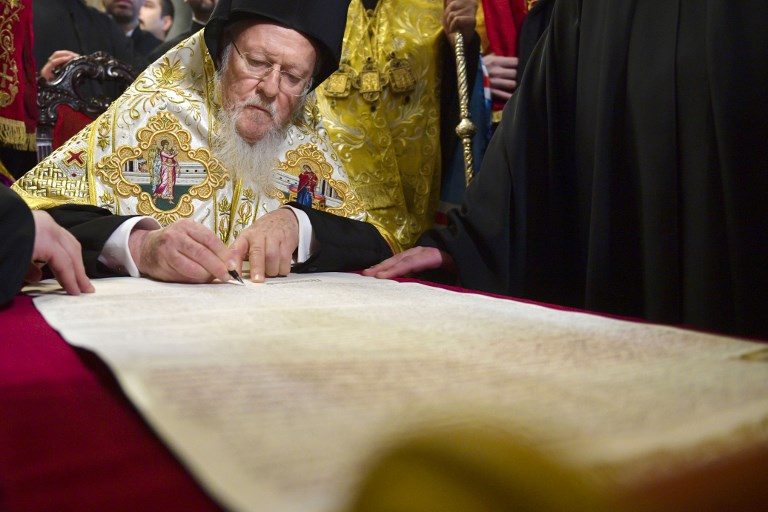 Orthodox patriarch signs decree on independent Ukraine church