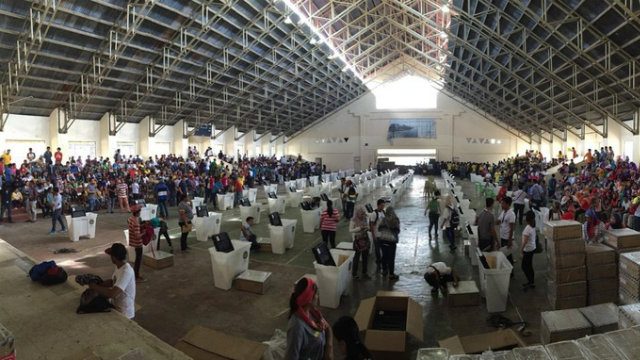 FINAL TESTING. The voting precinct in the municipality of Bongao, Tawi-Tawi is packed with people waiting to participate in testing and sealing the vote counting machines. Photo by Terri Makasi / Rappler  
