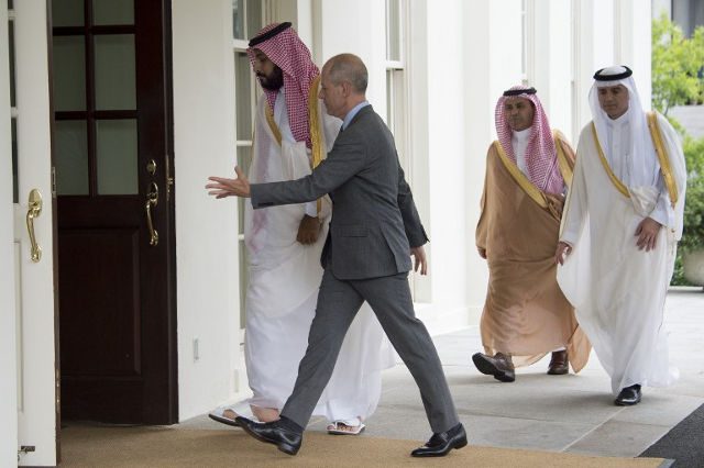 Obama hosts powerful Saudi prince