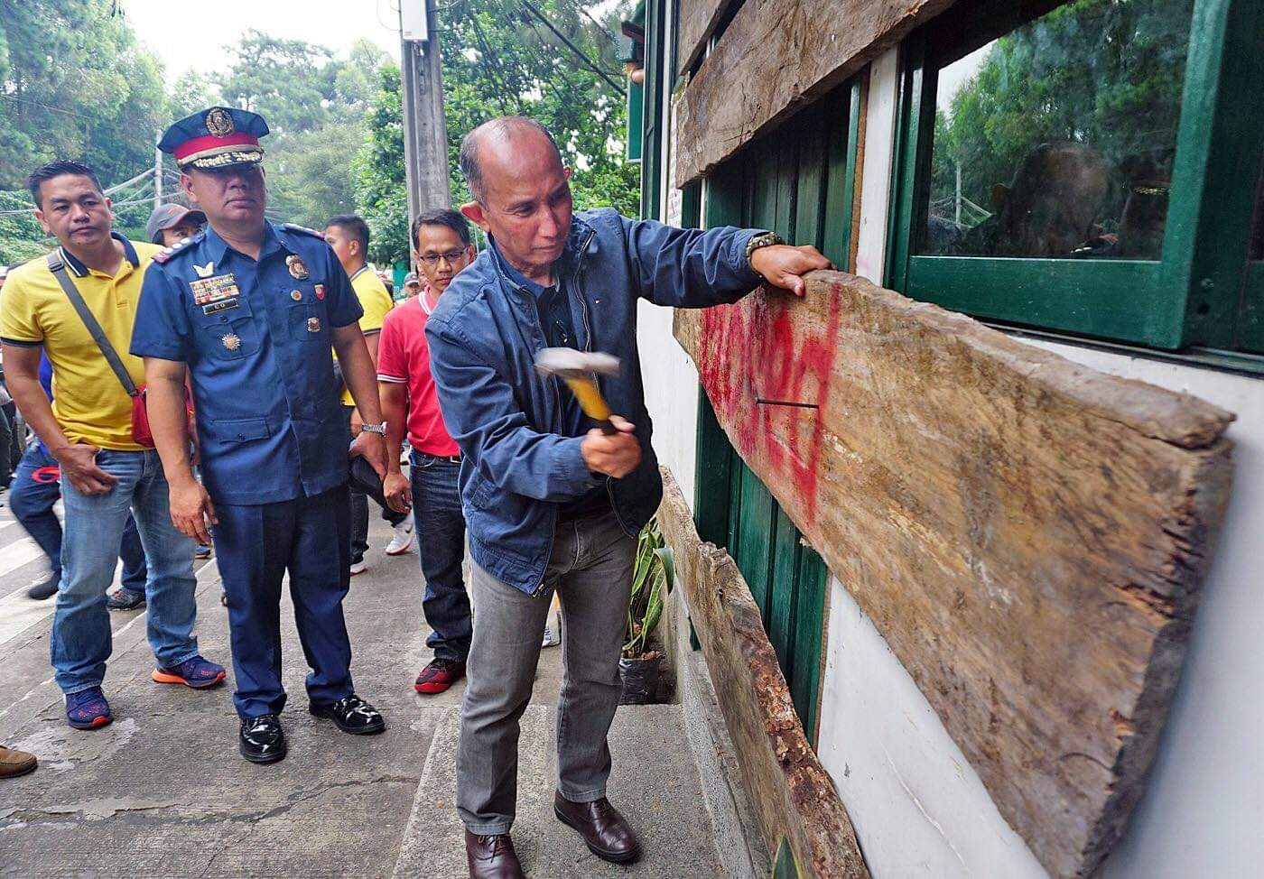 MAYOR IN ACTION. First-term Baguio City Mayor Benjamin Magalong shuts down a bar at Upper Session in his first week week in office in July 2019. Sourced photo 