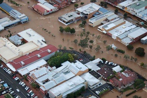 Australia mengevakuasi kota-kota yang kebanjiran setelah Topan Debbie yang mematikan