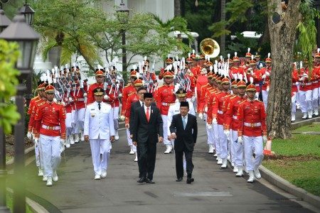 Presiden Joko Widodo dan Wapres Jusuf Kalla (kanan) mengikuti proses kirab dalam pelantikan Gubernur dan Wakil Gubernur DKI Jakarta di Istana Negara, Jakarta, Senin (16/10). FOTO oleh Wahyu Putro A/ANTARA 