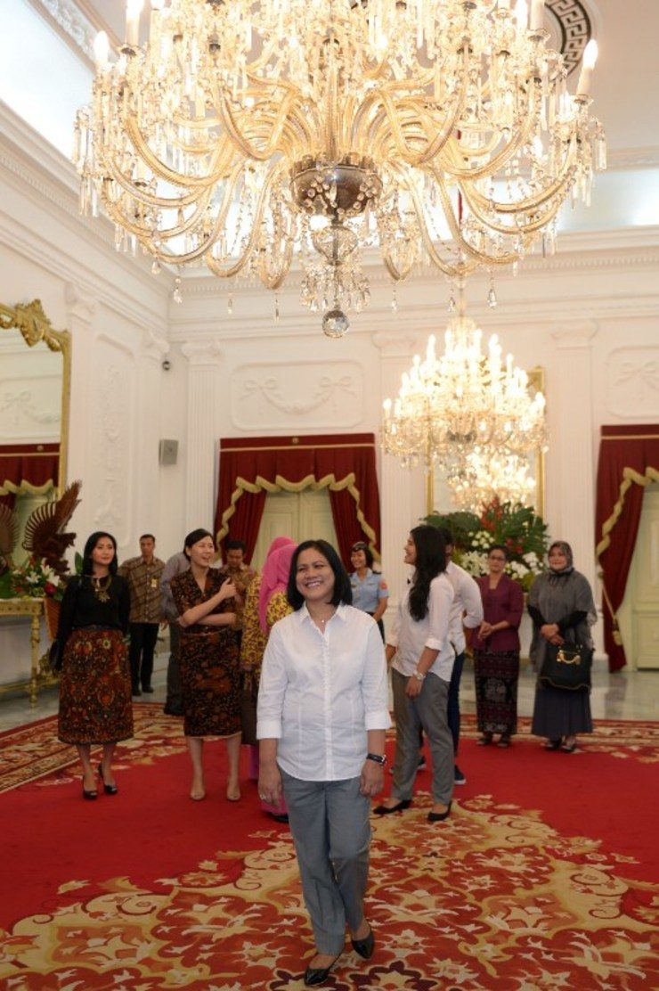 WORK ATTIRE. Indonesia's First Lady Iriana Widodo walks with civil servants at the presidential palace in Jakarta. File photo by AFP