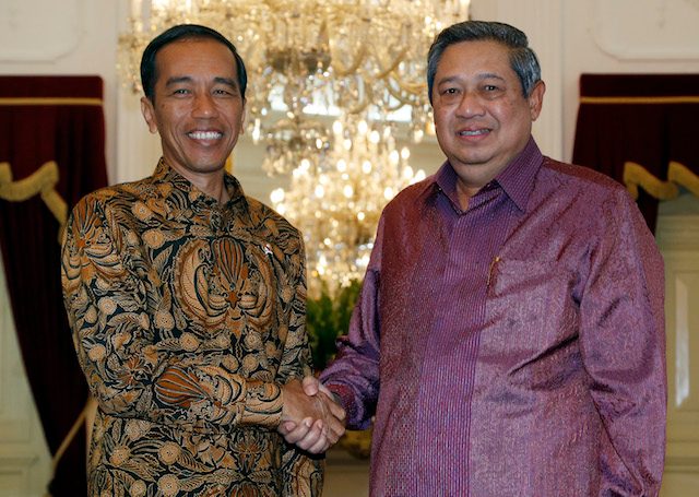 BARU DAN LAMA. Jokowi dan SBY saat bertemu di Istana Negara sebelum pelantikan 2014 lalu. Foto oleh EPA 