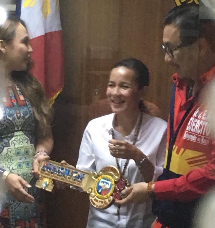 Grace Poe visits Binay ally ER Ejercito, wife in Laguna