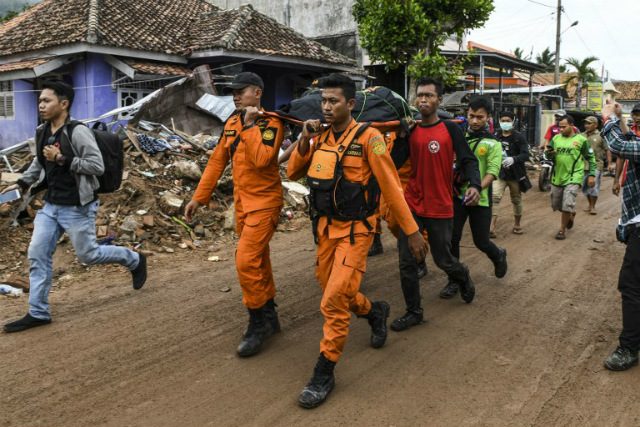 Prayers, fear in tsunami-struck Indonesian towns as toll tops 400