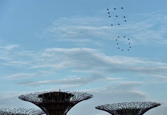 GRAND CELEBRATION. The Republic of Singapore Air Force fighter jets fly in a 50 formation over the Garden by the Bay's Supertrees during a preview for the 50th Singapore National Day celebration on August 1, 2015. Photo by Roslan Rahman/AFP 
