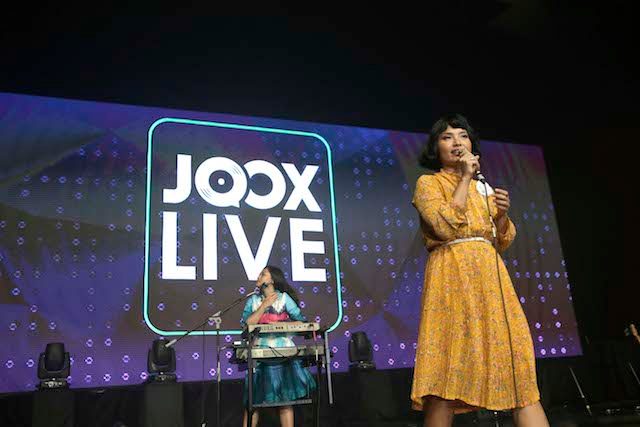 White Shoes and the Couples Company saat tampil di 'JOOX LIVE Presents Galih dan Ratna Musci Concert'. Foto oleh JOOX Indonesia. 