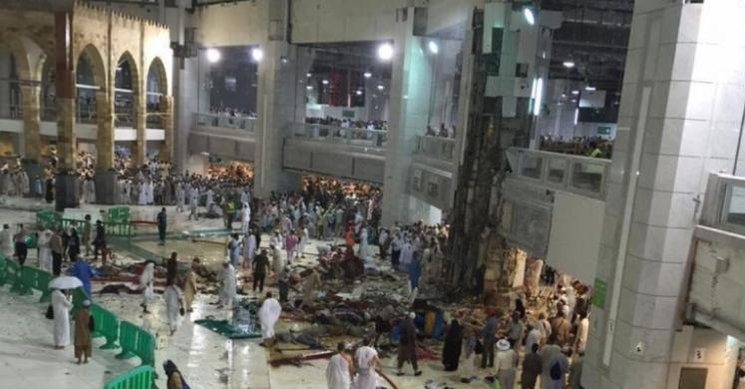 RUNTUH. Sebuah crane terjatuh di Masjidil Haram, Mekah, Saudi Arabia, 11 September 2015. Foto dari Twitter 
