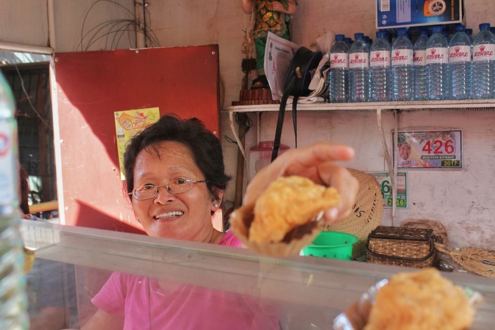 SNACK TIME. Aling Vivian sells crunchy empanadas with a hearty filling.  