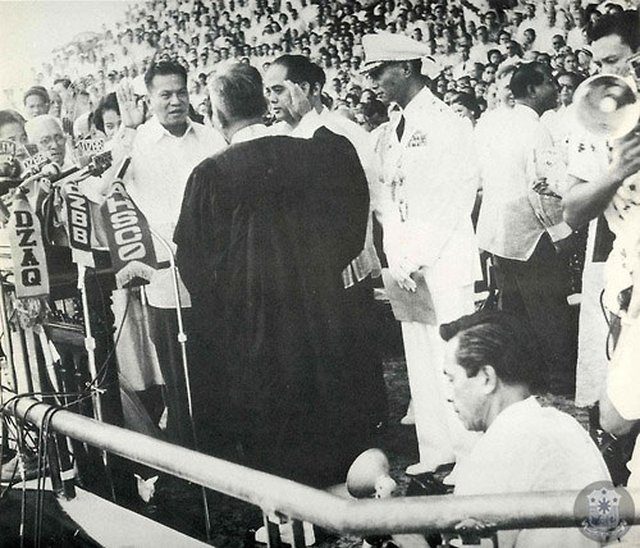 1953. Ramon Magsaysay takes his oath of office. Photo from Malacañang  