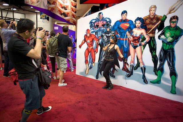 Pengunjung Comic Con di San Diego, Amerika Serikat, berfoto di depan tokoh komik. Foto oleh EPA 