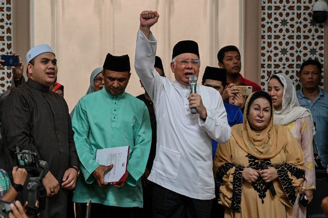 Malaysian ex-prime minister swears in mosque he did not order murder