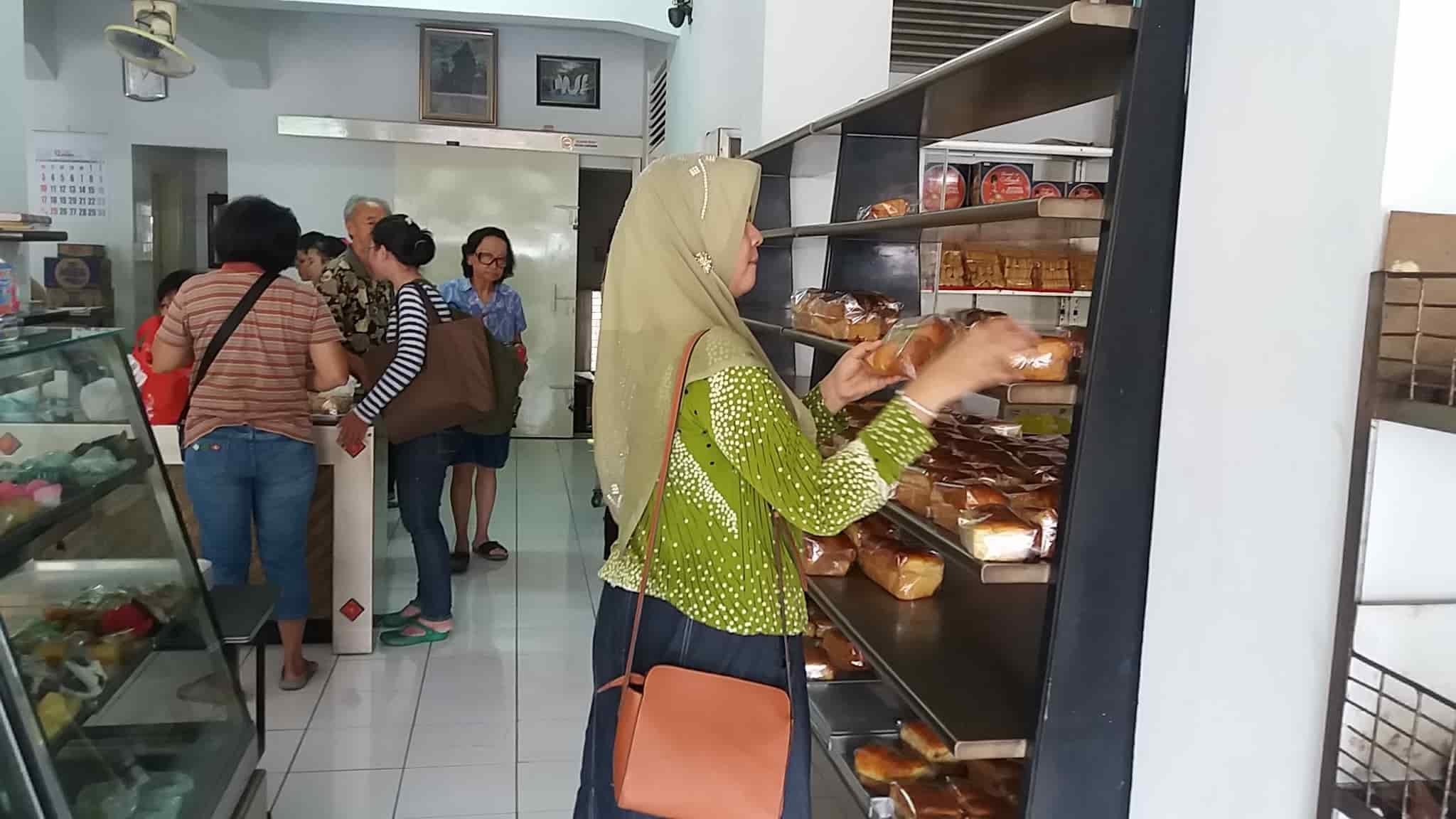 Pelanggan memilih ragam roti tradisional yang di etalase toko. Foto oleh Irma Muflikah/Rappler 