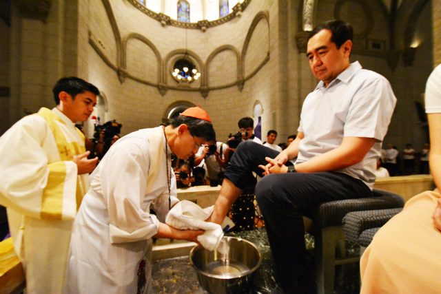 WASHING OF FEET. Manila Archbishop Luis Antonio Cardinal Tagle washes the feet of Commission on Elections Chairman Andres Bautista in a Holy Thursday ritual to commemorate the night Jesus was betrayed. Photo by Noli Yamsuan/Archdiocese of Manila 