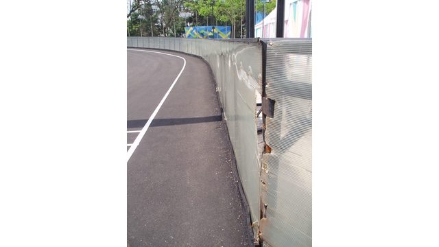 Sambungan pagar pembatas di lintasan sepatu roda GOR Saparua yang terkelupas dinilai bisa membahayakan keselamatan atlit saat bertanding di PON XIX 2016 Jabar. (Yuli Saputra) 